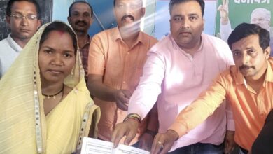 Photo of शासन की योजना का लाभ दिलाना हमारी जिम्मेदारी, मंडी अध्यक्ष ने होली पर्व के एक दिन पहले राशन कार्ड का किया वितरण राशन कार्ड पाकर ग्रामीणों की खिले चेहरे ।