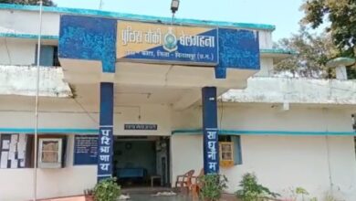 Photo of रेलवे कर्मचारी के सुने मकान का ताला तोड़कर अज्ञात चोरों ने की चोरी जांच में जुटी पुलिस।