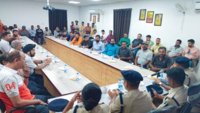 Photo of बुलेट में उपयोग की जाने वाली मॉडिफाई साइलेंसर के विषय में पुलिस अधिकारियों ने ली दुकान संचालकों व एजेंसियो की बैठक।