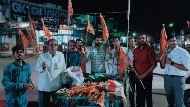 Photo of हनुमंत सेवा समिति कोटा द्वारा घर घर वितरण किया जा रहा है ध्वज और पांच दिये।