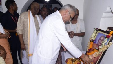 Photo of मुख्यमंत्री ने स्वर्गीय ओमप्रकाश शर्मा को दी श्रद्धांजलि।