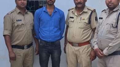 Photo of  ठगी का आरोपी चढा पुलिस के हत्थे,मोबाईल ,लैपटाप सस्ते दामो मे दिलाने के नाम से करता था लोगो से ठगी।