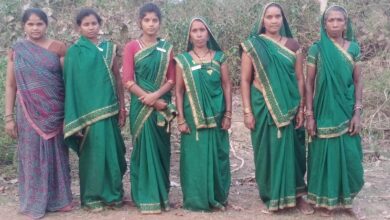 Photo of जंगल को आग की लपटों से बचाने महिलाओं ने पेश की मिसाल,स्वयं आगे आकर वनकर्मियों के साथ निभा रही अपनी भागीदारी।