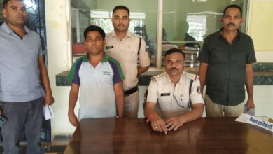 Photo of अपनी मां की हत्या के आरोपी को कोटा पुलिस के द्वारा चंद घंटे के अंदर किया गिरफ्तार, आरोपी ने पुलिस को बताई हत्या करने की वजह पढ़े पूरी खबर।