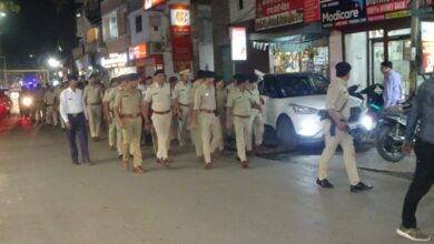 Photo of पुलिस अधीक्षक बिलासपुर संतोष सिंह द्वारा शहर में की गई पैदल कांबिंग गश्त।