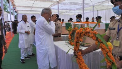 Photo of मुख्यमंत्री भूपेश बघेल ने आज दंतेवाड़ा पहुंचकर अरनपुर क्षेत्र में आईईडी ब्लास्ट में शहीद जवानों को नमन करते हुए उनके पार्थिव शरीर पर पुष्पगुच्छ अर्पित कर दी श्रद्धाजंलि।