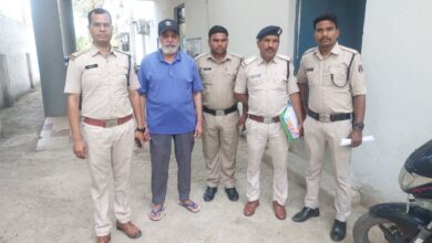 Photo of फिल्मो के तर्ज पर बिलासपुर पुलिस द्वारा पीएसीएल के फरार डायरेक्टर को इंदिरा गांधी हवाई अड्डा न्यु दिल्ली से किया गिरफ्तार।