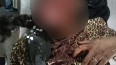 Photo of तीन मोटरसाइकिल सवार लड़कियां अनियंत्रित होकर सड़क किनारे गिरे गंभीर हालत में डायल 112 ने पहुँचाया हॉस्पिटल, बच गई जान।