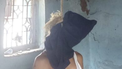 Photo of अज्ञात कारणों से काला कपड़े में चेहरा ढक कर युवक ने लगाई फाँसी जाँच में जुटी पुलिस।