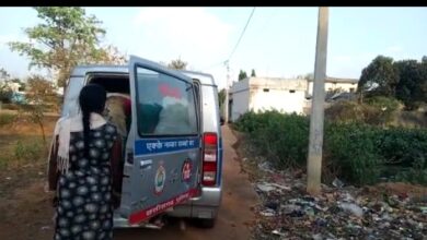 Photo of डायल 112 वाहन में महिला ने बच्चे को दिया जन्म समुदायिक सवास्थ्य केंद्र में कराई भर्ती।