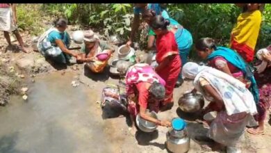 Photo of एक गांव ऐसा जहां के लोग आज भी 70 के दशक में जीवन यापन कर रहे हैं यहाँ के रहने वाले लोग आज भी झरिया का पानी पीते हैं। वीडियो…