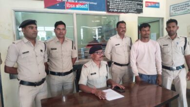 Photo of महिला के लिये शराब नही लाने पर गाली गलौच देने से, क्रोधित होकर आवेश आकर किया हत्या आरोपी युवक गिरफ्तार।