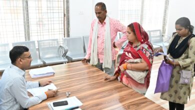 Photo of जनदर्शन में आमजनता की सुनी गई समस्याएं,किसानों ने बताया कि ग्राम आमाबुड़ा क्षेत्र में अरपा नदी में जल व्यपवर्तन योजना के तहत बनी डेम में डूबा किसानों की जमीन मुआवजा की माँग।