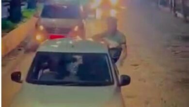 Photo of कार में स्टंट करना पड़ा महंगा- डी.एस.पी. ट्रैफिक की कार्यवाही।
