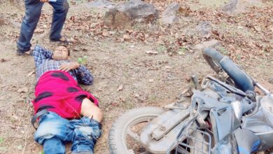 Photo of वनकर्मी की मोटरसाइकिल अनियंत्रित होकर पेड़ से टकराई गम्भीर रूप से घायल।