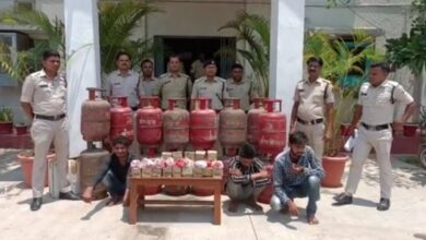 Photo of सिलेंडर गोदाम के छत काटकर 16 नग सिलेंडर सहित अन्य सामान चोरी करने वाले तीन आरोपी गिरफ्तार।  