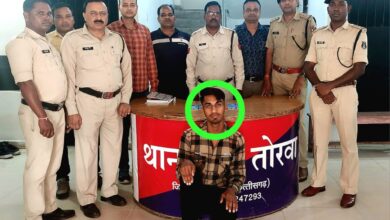 Photo of आरपीएफ बिलासपुर तथा टीओपीबी टास्क टीम व थाना तोरवा द्वारा संयुक्त कार्यवाही ट्रेन में मोबाइल चोरी करने वाला शातिर चोर गिरफ्तार।
