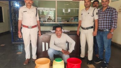 Photo of अवैध कच्ची महुआ शराब बिक्री करने  रखें आरोपी को कोटा पुलिस ने किया गिरफ्तार आरोपी के कब्जे से 19 लीटर महुआ शराब जप्त।