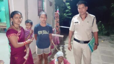 Photo of कान से नहीं सुन पा रही बुजुर्ग महिला के घर का पता कर डायल 112 की टीम ने पहुंचाया।