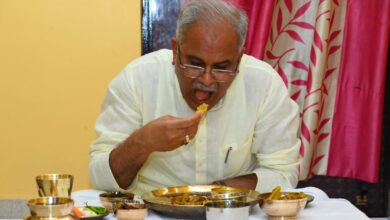 Photo of मुख्यमंत्री ने सेवानिवृत्त प्रधान पाठक गुहाराम के घर स्वादिष्ट छत्तीसगढ़ी व्यंजन का चखा स्वाद।