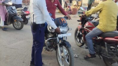 Photo of यातायात पुलिस द्वारा बिना नंबर लिखे पहिया वाहन पर की गई  कार्यवाही, 70 गाड़ियों पर 24000 से अधिक का चलानी कार्यवाही कर लिखवाया गया नंबर।