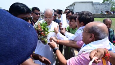 Photo of मुख्यमंत्री भूपेश बघेल का हेलीपैड पर जोरदार स्वागत।