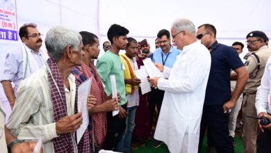 Photo of मुख्यमंत्री ने बेलतरा में विभिन्न योजनाओं के हितग्राहियो को समाग्री का किया वितरण ।