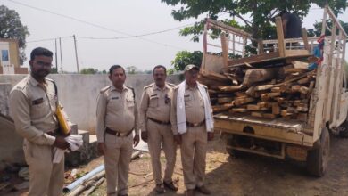 Photo of किराए की मकान में चल रहा था इमारती लकड़ी से फर्नीचर बनाने का काम वनविभाग की टीम ने मारा छापा।