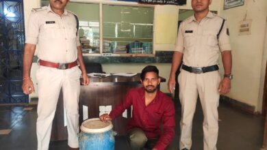 Photo of अवैध महुआ शराब बिक्री करने वाले एक आरोपी को  पुलिस ने किया गिरफ्तार आरोपीयों के कब्जे से 13 लीटर महुआ शराब जप्त।