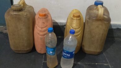 Photo of धार्मिक स्थल पर अवैध महुआ शराब बिक्री करने वाले दो महिला गिरफ्तार ,28 लीटर महुआ शराब जप्त।