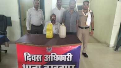 Photo of निजात अभियान के तहत अवैध शराब विक्रेताओं पर तखतपुर पुलिस की कार्यवाही 10 लिटर अवैध शराब जप्त। 