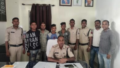 Photo of चाकू की नोक पर ट्रक ड्राईवर व हेल्पर से लूट करने वाले शातिर लुटेरे चढे पुलिस के हत्थे ।