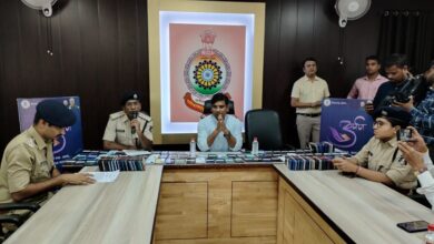 Photo of बिलासपुर पुलिस द्वारा गुम हुए 160 मोबाईल किमती लगभग 21 लाख रूपये बरामद कर संबंधीतो को सौपने चलाया अर्पण अभियान।