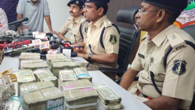 Photo of 24 घंटे के अंदर चोरी करने वाले शातिर चोर चढे पुलिस के हत्थे।  सोने चांदी के आभुषण एवं 20 हजार रूपये चोरी होने का रिपोर्ट किया, किन्तु चोरी के आरोपियो से भारी भरकम रकम एवं सोने चांदी के आभुषण बरामद  प्रकरण की प्रार्थीया से इस संबंध में पुछताछ किया गया  कोई स्पष्ठ जवाब नही पुलिस कर सकती है और बड़ा खुलासा।