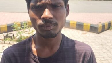 Photo of रेलवे स्टेशन के सामने शराब बिक्री करने ग्राहक तलाश कर रहा युवक 34 पाव देशी शराब के साथ गिरफ्तार।