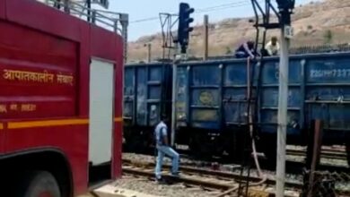 Photo of कोयला लदी मालगाड़ी के एक वैगन में आग लगने से मचा हड़कंप ,दमकल की मदद से आग पर पाया गया काबू।