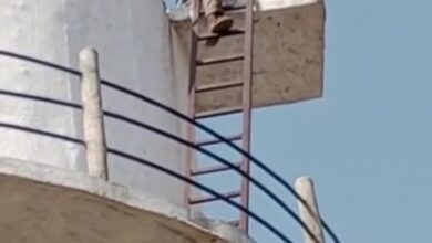 Photo of सिरफिरे आशिक ने पानी टंकी में चढ़कर अपनी महबूबा को मनाने के लिए किया हाई वोल्टेज ड्रामा। वीडियो….