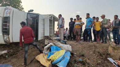 Photo of ब्रेकिंग न्यूज़,,, कोटा सलका मुख्य मार्ग पर अनियंत्रित होकर पलटी पिकअप तीन लोगों की हालत गंभीर।