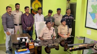 Photo of अन्धे कत्ल के सनसनीखेज मामले की गुत्थी सुल्झाने में बिलासपुर पुलिस को मिली बडी सफलता।प्रतियोगी परीक्षा की तैयारी कर रहे सूरजपुर लखनपुर के होनहार छात्र की मारपीट हत्या कर शव को सडक किनारे फेंककर भागे थे आरोपी।