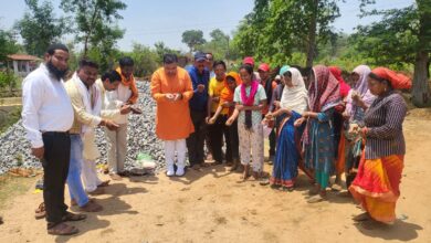 Photo of मंडी अध्यक्ष द्वारा किया गया निर्माण कार्यों का भूमिपूजन,मुख्यमंत्री भूपेश बघेल एवं मंत्री रविंद्र चौबे का जताया आभार।