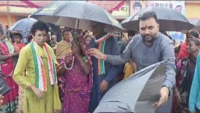 Photo of मंडी अध्यक्ष के छाता वितरण को शैलजा ने सराहा,मंडी अध्यक्ष संदीप शुक्ला द्वारा कोटा विधानसभा के ग्रामों मे किया जा रहा है छाता वितरण।