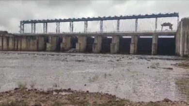 Photo of अरपा भैंसाझार बैराज से छोड़ा गया पानी,बैराज के किनारे बाढ़ क्षेत्र से चल-अचल परिसंपत्तियां हटाने की अपील।