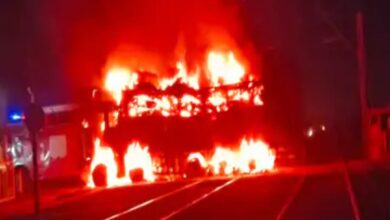 Photo of रेलवे क्रॉसिंग पर ट्रक में लगी भीषण आग: OHE लाइन के संपर्क में आने से हुआ हादसा, 4 घंटे तक बंद रहा ट्रेनों का आवाजाही।