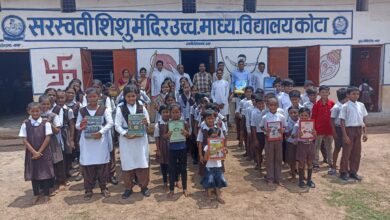 Photo of व्यक्ति के पांच गुरु होते हैं– वेंकट लाल अग्रवाल,गुरुपूर्णिमा के अवसर पर बच्चों को  किया पुस्तक वितरण।