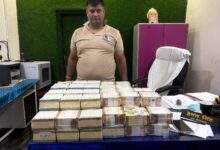 Photo of रेल्वे स्टेशन के पास दो सूट केश एवं एक पिटठू बैग रखकर संदिग्ध अवस्था में घूम रहा व्यक्ति से 17 लाख 90 हजार जप्त।