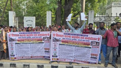 Photo of खदान के धमाकों से कांप रहा दुर्गडीह,घरों में पड़ रहीं दरारें…ब्लास्टिंग ने छीन ली चैन और सुकून की जिंदगी.. ग्रामीण