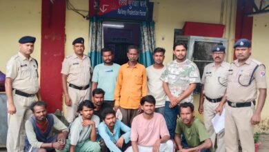 Photo of रेलवे सुरक्षा बल के द्वारा मात्र 10 घंटे के अंदर  करगी रोड स्टेशन पर हुई डिरेलमेंट की घटना में शामिल 10 आरोपियों को किया गिरफ्तार ।