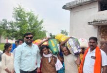 Photo of जन्मदिन पर सेवा का संकल्प: हनी जयसवाल ने बाढ़ प्रभावित परिवारों को बांटी राशन सामग्री।