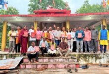 Photo of नागपंचमी पर दलहा बाबा मंदिर में रामचरित मानस का वितरण।