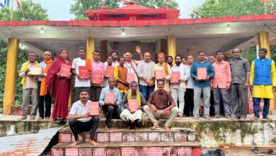 Photo of नागपंचमी पर दलहा बाबा मंदिर में रामचरित मानस का वितरण।